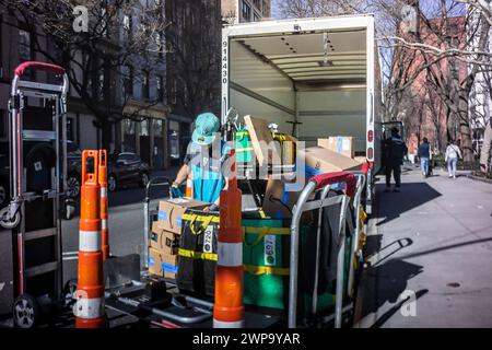 Un travailleur d’Amazon trie les livraisons dans la rue pour les distribuer dans le quartier de Greenwich Village à New York le dimanche 3 mars 2024. (© Richard B. Levine) Banque D'Images