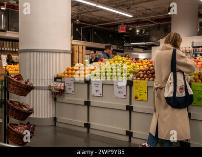 Shopping dans un supermarché Whole Foods Market à New York le lundi 4 mars 2024. Bien que l’inflation ait chuté de son sommet de 40 ans il y a deux ans, les investisseurs craignent qu’elle ne soit tout juste au point mort et qu’elle reprenne. (© Richard B. Levine) Banque D'Images