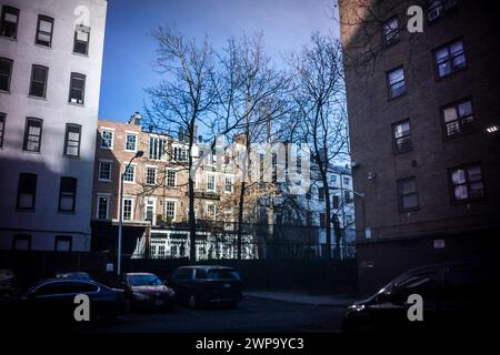 Le NYCHA Fulton Houses complexe d'appartements, à droite, à Chelsea à New York vu avec l'arrière de diverses maisons de ville derrière elle le vendredi 1er mars 2024. (© Richard B. Levine) Banque D'Images