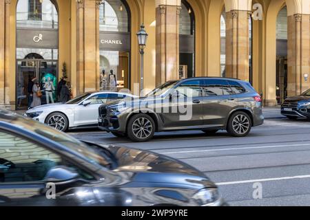 Maximilianstraße München an einem ganz normalen Samstag. Auf der mondänen und exklusiven Einkaufsmeile werden Fahrzeuge der oberen Preisklasse vorgeführt. // 02.03.2024 : München, Bayern, Deutschland, Europa *** Maximilianstraße Munich un samedi normal les véhicules de la gamme de prix supérieure sont présentés sur le Mile commercial sophistiqué et exclusif 02 03 2024 Munich, Bavière, Allemagne, Europe Banque D'Images