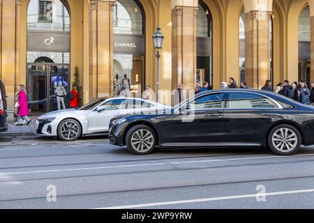 Maximilianstraße München an einem ganz normalen Samstag. Auf der mondänen und exklusiven Einkaufsmeile werden Fahrzeuge der oberen Preisklasse vorgeführt. // 02.2024 : München, Bayern, Deutschland, Europa *** Maximilianstraße Munich le samedi normal les véhicules de la gamme supérieure sont présentés sur le Mile commercial sophistiqué et exclusif 02 2024 Munich, Bavière, Allemagne, Europe Banque D'Images