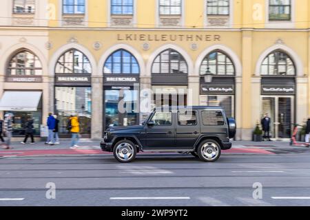 Maximilianstraße München an einem ganz normalen Samstag. Auf der mondänen und exklusiven Einkaufsmeile werden Fahrzeuge der oberen Preisklasse vorgeführt. // 02.2024 : München, Bayern, Deutschland, Europa *** Maximilianstraße Munich le samedi normal les véhicules de la gamme supérieure sont présentés sur le Mile commercial sophistiqué et exclusif 02 2024 Munich, Bavière, Allemagne, Europe Banque D'Images