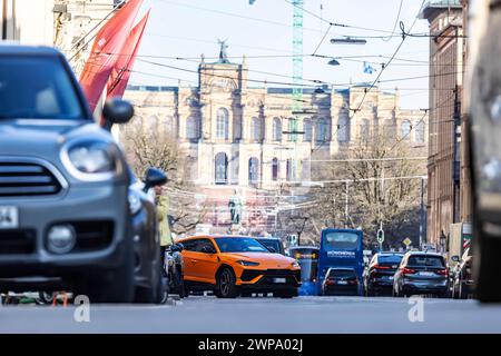 Maximilianstraße München an einem ganz normalen Samstag. Auf der mondänen und exklusiven Einkaufsmeile werden Fahrzeuge der oberen Preisklasse vorgeführt. // 02.2024 : München, Bayern, Deutschland, Europa *** Maximilianstraße Munich le samedi normal les véhicules de la gamme supérieure sont présentés sur le Mile commercial sophistiqué et exclusif 02 2024 Munich, Bavière, Allemagne, Europe Banque D'Images