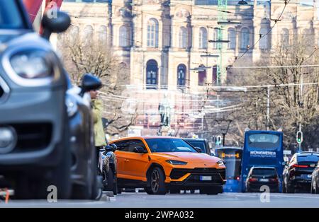 Maximilianstraße München an einem ganz normalen Samstag. Auf der mondänen und exklusiven Einkaufsmeile werden Fahrzeuge der oberen Preisklasse vorgeführt. // 02.2024 : München, Bayern, Deutschland, Europa *** Maximilianstraße Munich le samedi normal les véhicules de la gamme supérieure sont présentés sur le Mile commercial sophistiqué et exclusif 02 2024 Munich, Bavière, Allemagne, Europe Banque D'Images