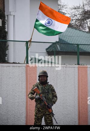 Srinagar, Inde. 06 mars 2024. 06 mars 2024, Srinagar, Inde : un soldat paramilitaire indien monte la garde devant le stade Bakshi, la sécurité a été renforcée au Cachemire avant la visite du premier ministre indien Narendra Modi au Cachemire. Le 06 mars 2024 à Srinagar, Inde. (Photo de Firdous Nazir/Eyepix Group) crédit : Eyepix Group/Alamy Live News Banque D'Images