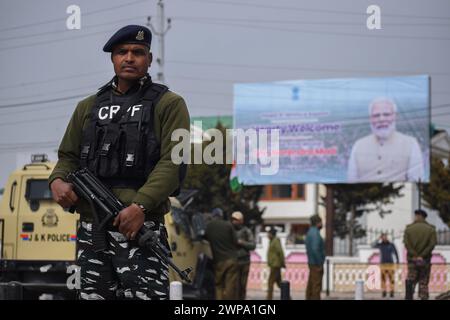 Srinagar, Inde. 06 mars 2024. 06 mars 2024, Srinagar, Inde : un soldat paramilitaire indien monte la garde devant le stade Bakshi, la sécurité a été renforcée au Cachemire avant la visite du premier ministre indien Narendra Modi au Cachemire. Le 06 mars 2024 à Srinagar, Inde. (Photo de Firdous Nazir/Eyepix Group) crédit : Eyepix Group/Alamy Live News Banque D'Images