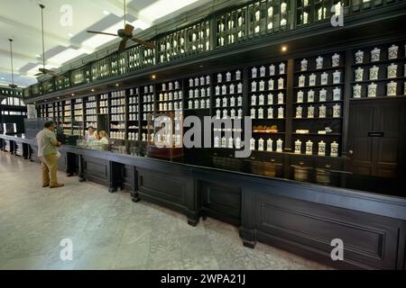 Intérieur du musée de pharmacie médicaments Tore Johnson dans la vieille Havane, Cuba Banque D'Images