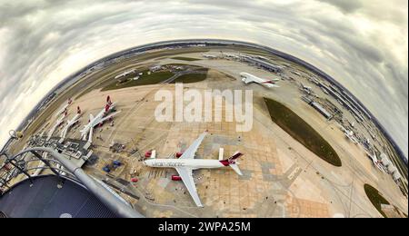 Fichier inédit photo datée du 10/10/13 Panorama composite montrant une vue générale des pistes de l'aéroport d'Heathrow depuis la tour de contrôle. Bui Banque D'Images