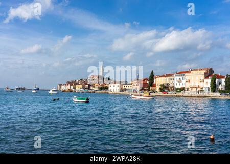 Belle vue sur la ville ensoleillée de Rovinj avec la mer adriatique et les bateaux Banque D'Images