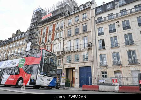 Paris, France. 06 mars 2024. Illustration de l'appartement de Karl Lagerfeld sur le Quai Voltaire à Paris, France, le 6 mars 2024, à vendre aux enchères. Situé au troisième étage du 17, quai Voltaire dans le 7ème arrondissement de Paris, le lieu où vit et travaille le célèbre créateur de mode sera mis aux enchères le 26 mars 2024. Prix pour cette propriété de 256 m2 avec une ultra-pure et une vue imprenable sur la Seine et le Louvre : 5,3 millions d'euros. Photo de Tomas Stevens/ABACAPRESS.COM crédit : Abaca Press/Alamy Live News Banque D'Images