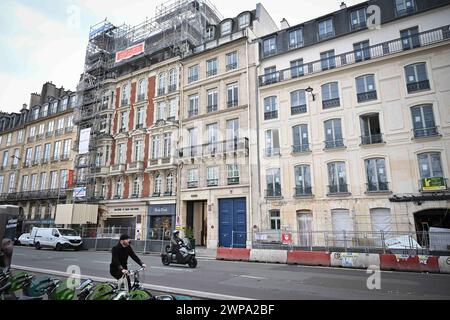 Paris, France. 06 mars 2024. Illustration de l'appartement de Karl Lagerfeld sur le Quai Voltaire à Paris, France, le 6 mars 2024, à vendre aux enchères. Situé au troisième étage du 17, quai Voltaire dans le 7ème arrondissement de Paris, le lieu où vit et travaille le célèbre créateur de mode sera mis aux enchères le 26 mars 2024. Prix pour cette propriété de 256 m2 avec une ultra-pure et une vue imprenable sur la Seine et le Louvre : 5,3 millions d'euros. Photo de Tomas Stevens/ABACAPRESS.COM crédit : Abaca Press/Alamy Live News Banque D'Images