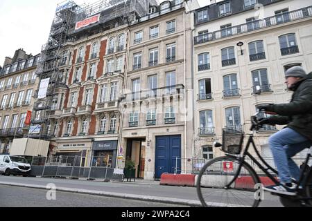 Paris, France. 06 mars 2024. Illustration de l'appartement de Karl Lagerfeld sur le Quai Voltaire à Paris, France, le 6 mars 2024, à vendre aux enchères. Situé au troisième étage du 17, quai Voltaire dans le 7ème arrondissement de Paris, le lieu où vit et travaille le célèbre créateur de mode sera mis aux enchères le 26 mars 2024. Prix pour cette propriété de 256 m2 avec une ultra-pure et une vue imprenable sur la Seine et le Louvre : 5,3 millions d'euros. Photo de Tomas Stevens/ABACAPRESS.COM crédit : Abaca Press/Alamy Live News Banque D'Images