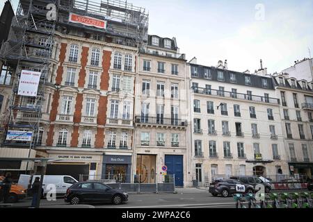 Paris, France. 06 mars 2024. Illustration de l'appartement de Karl Lagerfeld sur le Quai Voltaire à Paris, France, le 6 mars 2024, à vendre aux enchères. Situé au troisième étage du 17, quai Voltaire dans le 7ème arrondissement de Paris, le lieu où vit et travaille le célèbre créateur de mode sera mis aux enchères le 26 mars 2024. Prix pour cette propriété de 256 m2 avec une ultra-pure et une vue imprenable sur la Seine et le Louvre : 5,3 millions d'euros. Photo de Tomas Stevens/ABACAPRESS.COM crédit : Abaca Press/Alamy Live News Banque D'Images