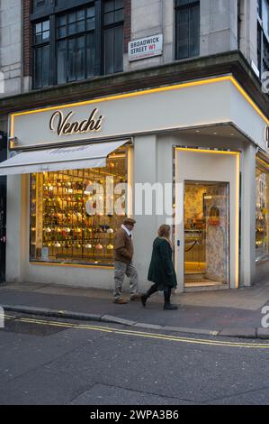 Homme et femme marchent près de la boutique de chocolat et Gelato Venchi à l'angle de Broadwick Street et Wardour Street, Soho, Londres, Angleterre, Royaume-Uni Banque D'Images