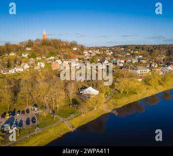 Vue aérienne drone de la ville de Vilkija. Une petite colonie en Lituanie le long de la rivière de Nemunas et ancienne autoroute à la mer Baltique. Banque D'Images