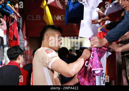 Nguyen Quang Hai (19 ans) signe des autographes pour les fans après le match entre Cong an Ha Noi FC et Hong Linh Ha Tinh FC dans la 12e manche de vleague1 (2023-2024) Banque D'Images