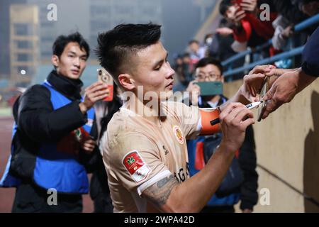 Nguyen Quang Hai (19 ans) signe des autographes pour les fans après le match entre Cong an Ha Noi FC et Hong Linh Ha Tinh FC dans la 12e manche de vleague1 (2023-2024) Banque D'Images
