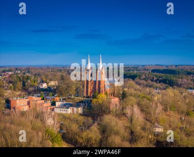 Vue aérienne drone de la ville de Vilkija. Une petite colonie en Lituanie le long de la rivière de Nemunas et ancienne autoroute à la mer Baltique. Banque D'Images