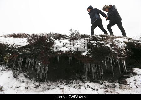 31/01/14 alors que les conditions de blizzard balayent les hautes terres de l'Angleterre, Chloe Kirkpatrick (21) et Ben Lester (22) luttent pour rester au chaud en tant que W. Banque D'Images