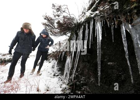 31/01/14 alors que les conditions de blizzard balayent les hautes terres de l'Angleterre, Chloe Kirkpatrick (21) et Ben Lester (22) luttent pour rester au chaud en tant que W. Banque D'Images