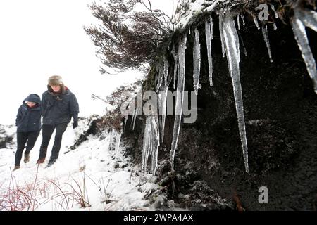 31/01/14 alors que les conditions de blizzard balayent les hautes terres de l'Angleterre, Chloe Kirkpatrick (21) et Ben Lester (22) luttent pour rester au chaud en tant que W. Banque D'Images