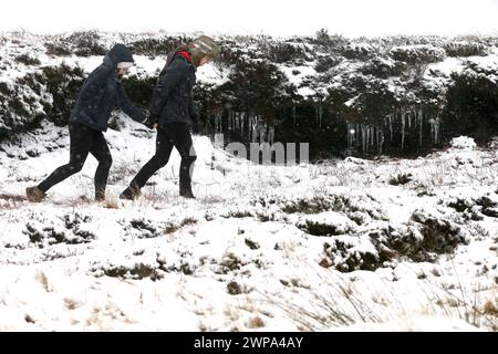 31/01/14 alors que les conditions de blizzard balayent les hautes terres de l'Angleterre, Chloe Kirkpatrick (21) et Ben Lester (22) luttent pour rester au chaud en tant que W. Banque D'Images