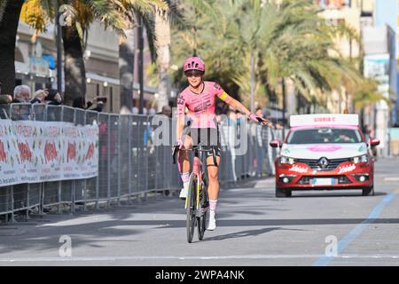 Pietra Ligura, Italie. 06 mars 2024. Kim Cadzow (EF Education - Cannondale) vainqueur de Femminile - Trofeo Ponente Rosa - Bordighera/Pietra Ligure, course de Street Cycling à Pietra Ligura, Italie, 06 mars 2024 crédit : Agence photo indépendante/Alamy Live News Banque D'Images