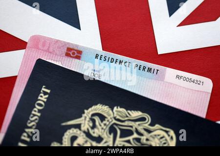 Permis de séjour carte BRP et passeport britannique du Royaume-Uni sur drapeau Union Jack gros plan Banque D'Images