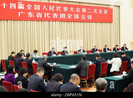 Pékin, Chine. 6 mars 2024. Li Qiang, membre du Comité permanent du Bureau politique du Comité central du Parti communiste chinois (PCC) et premier ministre du Conseil d'État, se joint à la délibération avec les députés de la délégation de la province du Guangdong lors de la deuxième session de la 14ème Assemblée populaire nationale (APN) à Pékin, capitale de la Chine, le 6 mars 2024. Crédit : Yao Dawei/Xinhua/Alamy Live News Banque D'Images