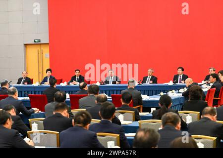 Pékin, Chine. 6 mars 2024. Li Qiang, membre du Comité permanent du Bureau politique du Comité central du Parti communiste chinois (PCC) et premier ministre du Conseil d'État, participe à une réunion conjointe de conseillers politiques des secteurs de l'économie et de l'agriculture lors de la deuxième session du 14e Comité national de la Conférence consultative politique du peuple chinois (CCPPC) à Beijing, capitale de la Chine, le 6 mars 2024. Crédit : Rao Aïmin/Xinhua/Alamy Live News Banque D'Images