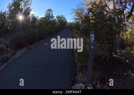 Le Greenway Trail qui court entre Pima point et Monument Creek Vista au Grand Canyon Arizona. Banque D'Images