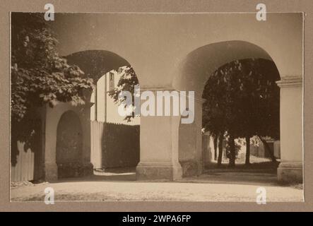 Photographie des murs intérieurs de STS. Église Pierre et Paul de Vilnius, prise de 1912 à 1913 par Jan Bu Hak, mettant en valeur les éléments architecturaux et décoratifs des églises lituaniennes du début du XXe siècle. Banque D'Images
