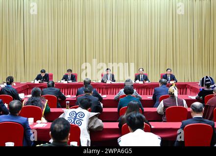 Pékin, Chine. 6 mars 2024. Wang Huning, membre du Comité permanent du Bureau politique du Comité central du Parti communiste chinois (PCC) et président du Comité national de la Conférence consultative politique du peuple chinois (CPPCC), assiste à une réunion conjointe de conseillers politiques issus de minorités ethniques lors de la deuxième session du 14e Comité national du CCPPC à Beijing, capitale de la Chine, le 6 mars 2024. Crédit : Shen Hong/Xinhua/Alamy Live News Banque D'Images