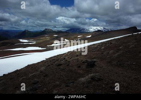 Volcan Lanin, beau paysage de montagne avec ligne de neige sur un terrain volcanique sombre et de faibles nuages moelleux, nature de l'Amérique du Sud à la frontière entre C Banque D'Images