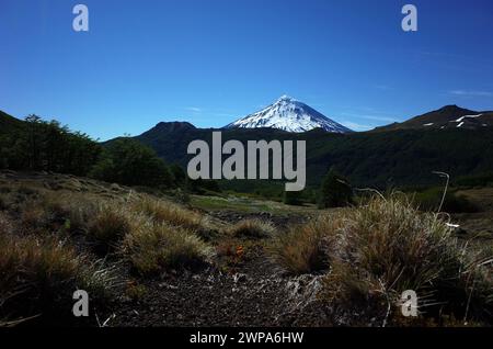 Volcan Lanin, beau paysage de montagne, nature de l'Amérique du Sud à la frontière entre le Chili et l'Argentine, vue depuis le parc national de Villarrica Banque D'Images