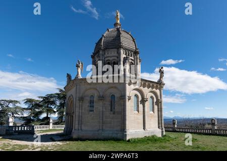 Chapelle notre Dame de Provence avec statues de musiciens à chaque coin, couronnée par un dôme avec une statue de la Vierge Marie. Forcalquier, France Banque D'Images