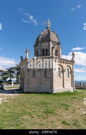 Chapelle notre Dame de Provence avec statues de musiciens à chaque coin, couronnée par un dôme avec une statue de la Vierge Marie. Forcalquier, France Banque D'Images