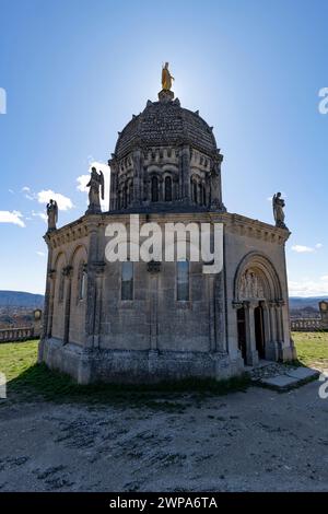 Chapelle notre Dame de Provence avec statues de musiciens à chaque coin, couronnée par un dôme avec une statue de la Vierge Marie. Forcalquier, France Banque D'Images