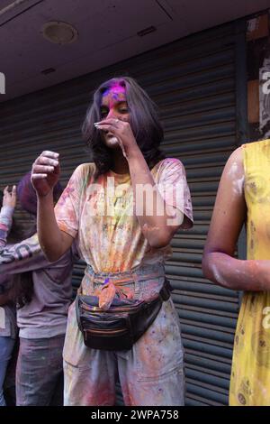 Chennai, Tamilnadu Inde - 08 mars 2023 : Holi rue colorée célébration par un grand nombre de personnes locales dans la rue Mint, Holi festival portrait ou Banque D'Images