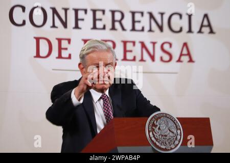 Mexico, Mexique. 06 mars 2024. 6 mars 2024, Mexico, Mexique : le président du Mexique, Andres Manuel Lopez Obrador, prend la parole lors de la conférence d'information quotidienne devant les médias au Palais national. Le 6 mars 2023 à Mexico, Mexique. (Photo de Carlos Santiago/ crédit : Eyepix Group/Alamy Live News Banque D'Images