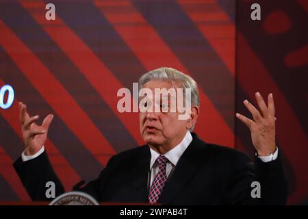 Mexico, Mexique. 06 mars 2024. 6 mars 2024, Mexico, Mexique : le président du Mexique, Andres Manuel Lopez Obrador, prend la parole lors de la conférence d'information quotidienne devant les médias au Palais national. Le 6 mars 2023 à Mexico, Mexique. (Photo de Carlos Santiago/ crédit : Eyepix Group/Alamy Live News Banque D'Images