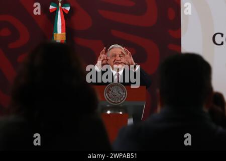 Mexico, Mexique. 06 mars 2024. 6 mars 2024, Mexico, Mexique : le président du Mexique, Andres Manuel Lopez Obrador, prend la parole lors de la conférence d'information quotidienne devant les médias au Palais national. Le 6 mars 2023 à Mexico, Mexique. (Photo de Carlos Santiago/ crédit : Eyepix Group/Alamy Live News Banque D'Images