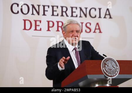 Mexico, Mexique. 06 mars 2024. 6 mars 2024, Mexico, Mexique : le président du Mexique, Andres Manuel Lopez Obrador, prend la parole lors de la conférence d'information quotidienne devant les médias au Palais national. Le 6 mars 2023 à Mexico, Mexique. (Photo de Carlos Santiago/ crédit : Eyepix Group/Alamy Live News Banque D'Images