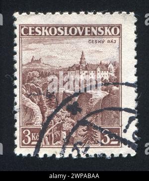TCHÉCOSLOVAQUIE - VERS 1936 : timbre imprimé par la Tchécoslovaquie, montre Château à Cesky Raj, vers 1936 Banque D'Images