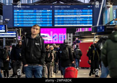 Anzeigetafeln im Hamburger Hauptbahnhof, Abendlicher Berufsverkehr, vor einem weiteren GDL, Lokführer Streik, voller Bahnhof, Wandelhalle, Deutschland Hauptbahnhof *** panneaux d'affichage à la gare centrale de Hambourg, heure de pointe du soir, avant une autre GDL, grève des chauffeurs de train, gare complète, Wandelhalle, gare centrale d'Allemagne Banque D'Images
