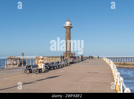 Phare du port de West Pier depuis la jetée ouest, whitby, Yorkshire, Angleterre Banque D'Images