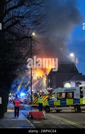 6 mars 2024 : incendie du poste de police de Forest Gate sur Romford Road, Londres, Angleterre Banque D'Images