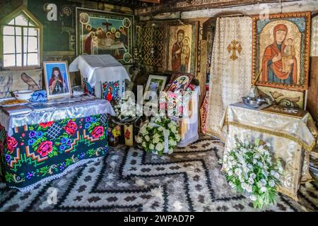 DESESTI, ROUMANIE - SEPT. 19, 2020 : intérieur de l'église Saint Parascheva, une église orthodoxe roumaine construite en 1770, l'une des huit églises en bois de Mara Banque D'Images