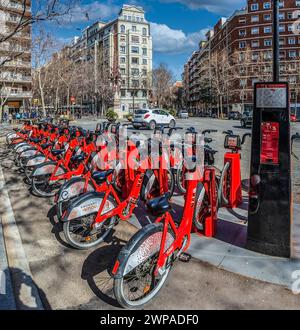 BARCELONE, CATALOGNE, ESPAGNE - 27 FÉVRIER 2022 : Location de station de vélo de ville à Carrer del Rosselló à l'intersection avec Avinguda de Gaudi et Carrer de Banque D'Images