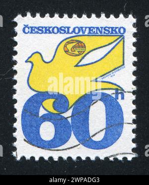 TCHÉCOSLOVAQUIE - VERS 1974 : timbre imprimé par la Tchécoslovaquie, représentant le pigeon voyageur, vers 1974 Banque D'Images